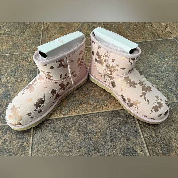 NEW!! UGG Classic Mini Floral Foil Slip On Boots- Pink/Rose Gold, Women’s Size 9 - Picture 2 of 10